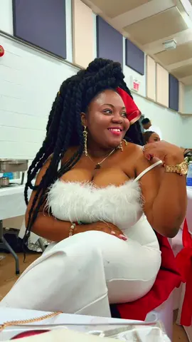A post by @vibreusecanadienne on TikTok caption: ❤️🤍❤️#fyp #viralvideos #foryoupage 