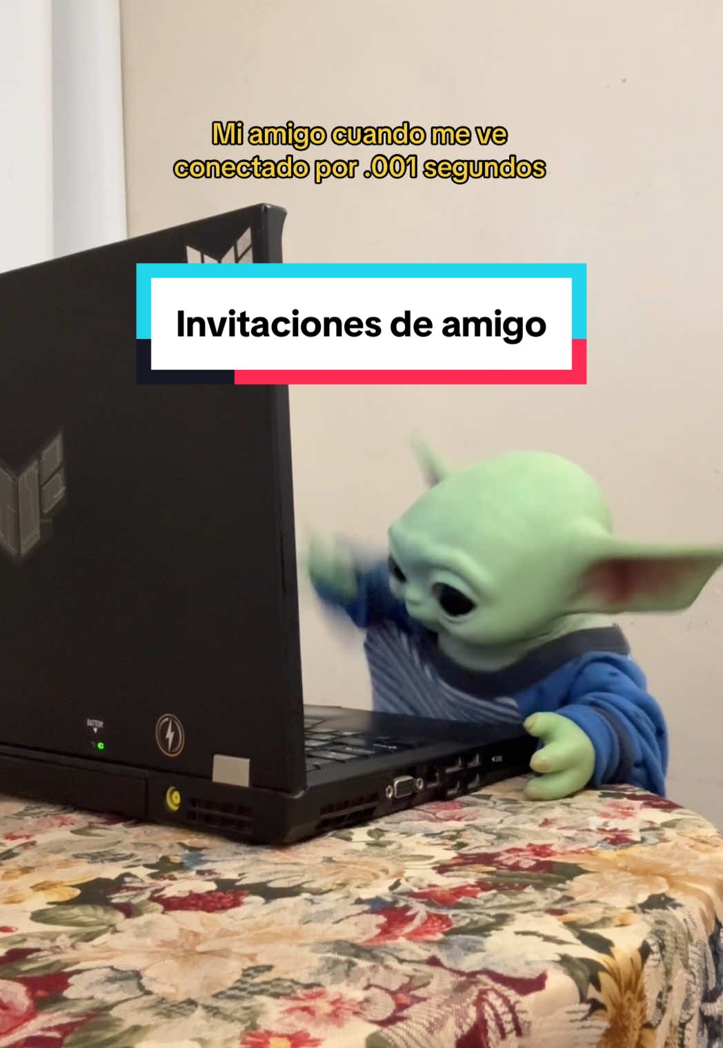 A post by @yodabeibi on TikTok caption: De tantas invitaciones se congela mi compu 😠 #humor #fyp #amigo #videojuegos 