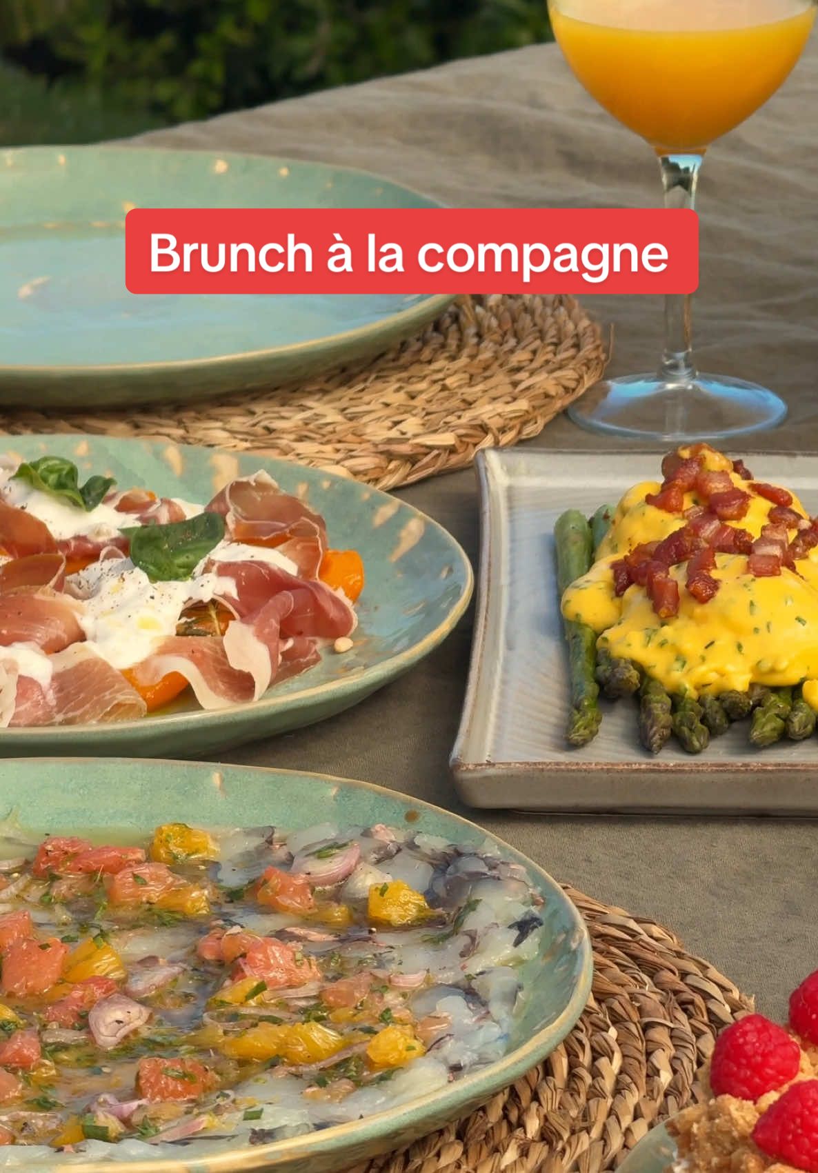 A post by @_toscanelucas on TikTok caption: Brunch à la campagne pour Babe 🧺🍒🥐 Carpaccio de Gambas - 5 gambas jumbo crues - 1 orange - 1 pamplemousse - 1 citron vert - 1 échalote - 2 branches d'estragon - Huile d'olive - Sel & poivre - Décortiquer les crevettes - Les couper en deux dans le sens de la longueur pour retirer le tube digestif - Laver à l'eau claire et les placer entre 2 films alimentaires - À l'aide d'une casserole, écraser les crevettes pour qu'elles deviennent fines comme un carpaccio - Réserver au frigo - Couper des suprêmes d'oranges et de pamplemousse - Émincer l'échalote et l'estragon - Dans un bol ajouter les suprêmes, l'échalote, l'estragon, le zeste et jus du citron vert, un filet d'huile d'olive, sel et poivre - Goûter, réassaisonner au goût - Étaler le carpaccio de gambas dans une assiette, recouvrir de sauce et laisser mariner 5-10 min pour que l'acidité cuise légèrement les crevettes Salade d'abricot, jambon cru et burrata - 7-8 abricots - 2 branches de romarin - 1 cuillère à soupe de miel - Huile d'olive - 1 burrata - 5 tranches fines de jambon cru - Quelques pignons de pin - Basilic frais - Sel & poivre - Couper les abricots en deux en retirant le noyau - Dans une casserole à feu moyen/vif avec de l'huile d'olive, faire revenir les abricots sur les deux faces - Ajouter le romarin et un peu de miel pour une légère caramélisation - Dresser sur une assiette avec quelques pignons de pin, les tranches de jambon, de la burrata - Recouvrir d'un filet d'huile d'olive, sel et poivre et terminer par le basilic Toast tomate et cream cheese - 4 grosses tomates cœur de bœuf - 200 g de sucre - Eau - 1 citron vert - 1 piment oiseau (option) - Sel & poivre - Cream cheese - 2 tranches de pain - 2 gousses d'ail - Vinaigre balsamique - Quelques feuilles de basilic - Émonder les tomates puis les couper en gros cubes - Dans une casserole à feu moyen/doux ajouter les tomates, le sucre, le zeste et jus d'un citron vert, un piment oiseau émincé, sel et poivre - Couvrir d'eau à hauteur et laisser réduire jusqu'à obtenir une texture de confiture - Vérifier l'assaisonnement, ça doit être sucré-salé pour ne pas que le toast ressemble à un dessert - Faire dorer les tranches de pain et frotter l'ail dessus - Alterner entre cream cheese et confiture de tomate - Ajouter quelques points de vinaigre balsamique et le basilic haché finement Asperges bénédictines - 1 bouquet d'asperges vertes ou blanches - 1 tranche de lard fumé - 2 œufs entiers - 4 jaunes d'œufs - 1 cuillère à soupe de vinaigre de cidre - 1 citron jaune - 250g de beurre - 1 bouquet de ciboulette - Sel & poivre - Retirer le bois des asperges en les cassant en deux - Les faire blanchir dans une casserole d'eau bouillante pendant 3 min puis continuer la cuisson à la poêle avec une noisette de beurre - Couper le lard en petits cubes et les faire revenir à la poêle pour qu'ils soient bien croustillants - Faire fondre la plaquette de beurre pour qu'il soit liquide - Cuire les 2 œufs dans une casserole d'eau bouillante avec un peu de vinaigre - Former un tourbillon et pocher l'œuf au centre (3min de cuisson) - Une fois les œufs cuits, garder l'eau bouillante pour faire un bain-marie. Ajouter un bol au-dessus en contact avec l'eau - Ajouter les 4 jaunes d'œufs, le vinaigre de cidre et fouetter - Ajouter le beurre progressivement comme une mayonnaise - Monter la sauce - Ajouter le jus d'un citron jaune et la ciboulette ciselée - Dresser les 2 œufs pochés sur les asperges, recouvrir de sauce et terminer par le lard bien croustillant
