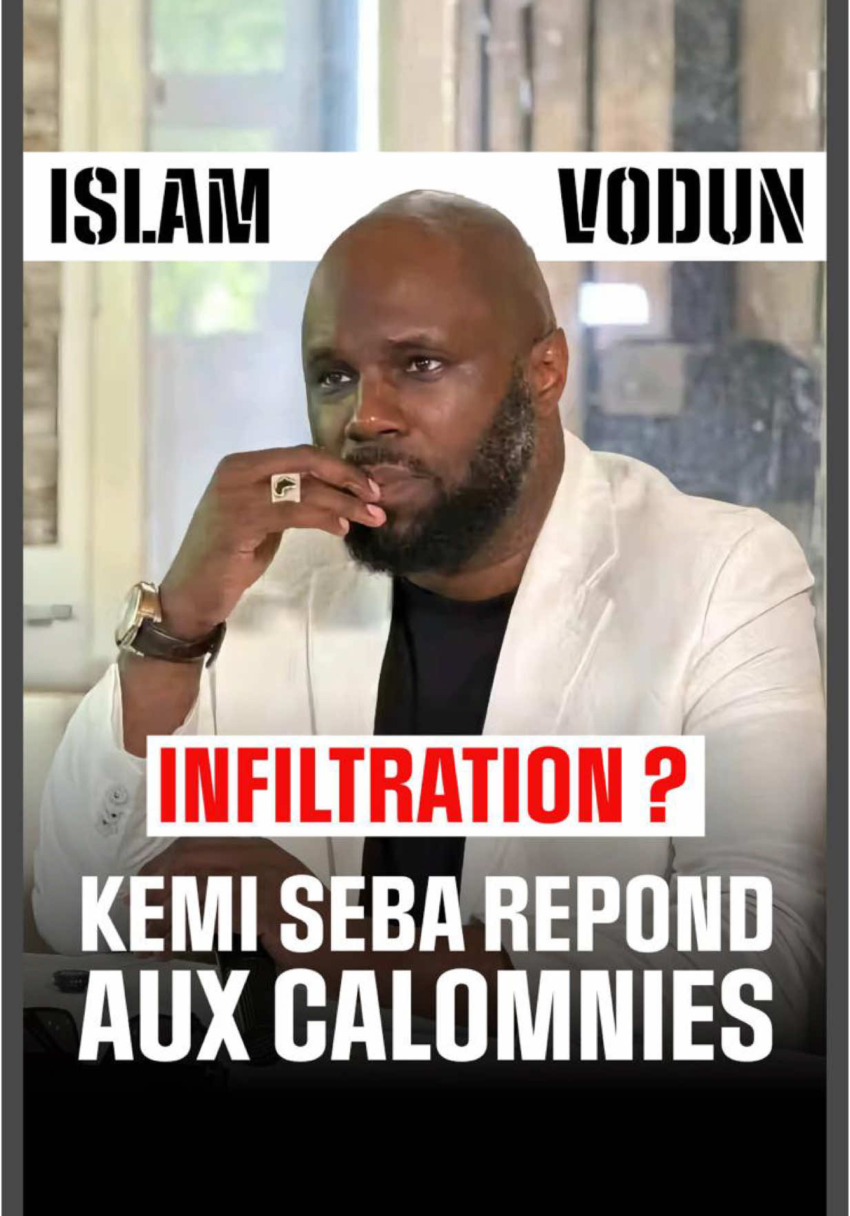 A post by @kemisebaofficial on TikTok caption: KEMI SEBA RÉPOND AUX CALOMNIES VODUN / ISLAM / TRADITION PRIMORDIALE: OPPOSITION OU VERTICALITÉ Kemi Seba: « Aux éjaculateurs précoces de la pensée, qui se sont réjouis trop tôt en me calomniant, sans maîtriser mon sujet. Aux sincères, qui ont naïvement été perturbés. Et aux plus nombreux, mes partisans, qui n’ont jamais douté. Cette réponse (la seule et unique que je ferai, car nous avons plus urgent à faire, sur le terrain) est pour vous. #Kemisebaofficial #TropHautPourLeursCalomnies #IlsFinirontParComprendre