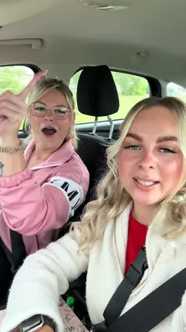 A post by @_xbonnyx_ on TikTok caption: In 5 Stunden geht es los nach Malle🤩♥️. Ich liebe euch beide unendlich doll 🫶🏽🥰 @anna.rnk01 @Elly_9868  #fyppp #fürdich #füreuch #fürdichseiteviral #mallorca #malle #Summer #fürdeineseite #sunnyleone #inkdrawing 