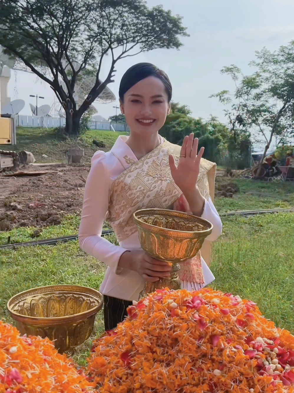 A post by @payengxalor1 on TikTok caption: 🙏🏻🙏🏻🙏🏻 ຖືເປັນບຸນທີ່ໄດ້ຮ່ວມງານ “ພິທີລົງເສົາເຂັມ” ທີ່ວັດໜອງແສງສຸວັນນະນາຄະຣາມ, ບ້ານ ນາໄຮ, ເມືອງ ຫາດຊາຍຟອງ, ນະຄອນຫລວງວຽງຈັນ (ຕັ້ງຢູ່ດ້ານຫຼັງຂອງສູນບັນຊາດາວທຽມ ພາກພື້ນດິນ ຂອງບໍລິສັດດາວທຽມລາວ ເອເຊຍປາຊີຟິກຈໍາກັດ ແລະ ໃກ້ແຄມແມ່ນໍ້າຂອງ) ຂໍເຊີນຊວນຮ່ວມສ້າງ “ພຣະຍາສີສັດຕະນາກ” ໃຫຍ່ທີ່ສຸດໃນປະເທດລາວ: ຄວາມສູງ 21 ແມັດ ສໍາລັບທ່ານທີ່ສັດທາຮ່ວມສ້າງ ໂອນເຂົ້າບັນຊີ ທະນາຄານການຄ້າຕ່າງປະເທດ (BCEL) ດັ່ງນີ້:  ຊື່ບັນຊີ: KHANAKAMAKANE POUPHAGNANAK  ເລກບັນຊີ: 010 12 3100 6114 (ກີບ)  ເລກບັນຊີ: 010 12 3100 6150 (ບາດ)  ເລກບັນຊີ: 010 12 3100 6141 (ໂດລາ)  ເລກບັນຊີ: 010 11 0046 4016(ຢວນ) ວັນສຸກທີ 06/06/2025 ເວລາ 08:08 ພິທີລົງເສົາເຂັມສ້າງ “ພຣະຍາສີສັດຕະນາກ” ທີ່ວັດໜອງແສງສຸວັນນະນາຄະຣາມ (ຕິດຕໍ່ສອບຖາມ ໂທ 020 55995055) • ຊຸດ ແລະ ຜ້າບ່ຽງຈາກ ເອກໂພໄຊ ຜ້າໄໝ ຈາກເອື້ອຍ Noh Aekphoxay Phamai Laos ————————— ————————— ——————— #ວັດໜອງແສງສຸວັນນະນາຄະຣາມ #ພິທີວາງເສົາເຂັມ #payengxalor #missuniverselaos2022 #trend 