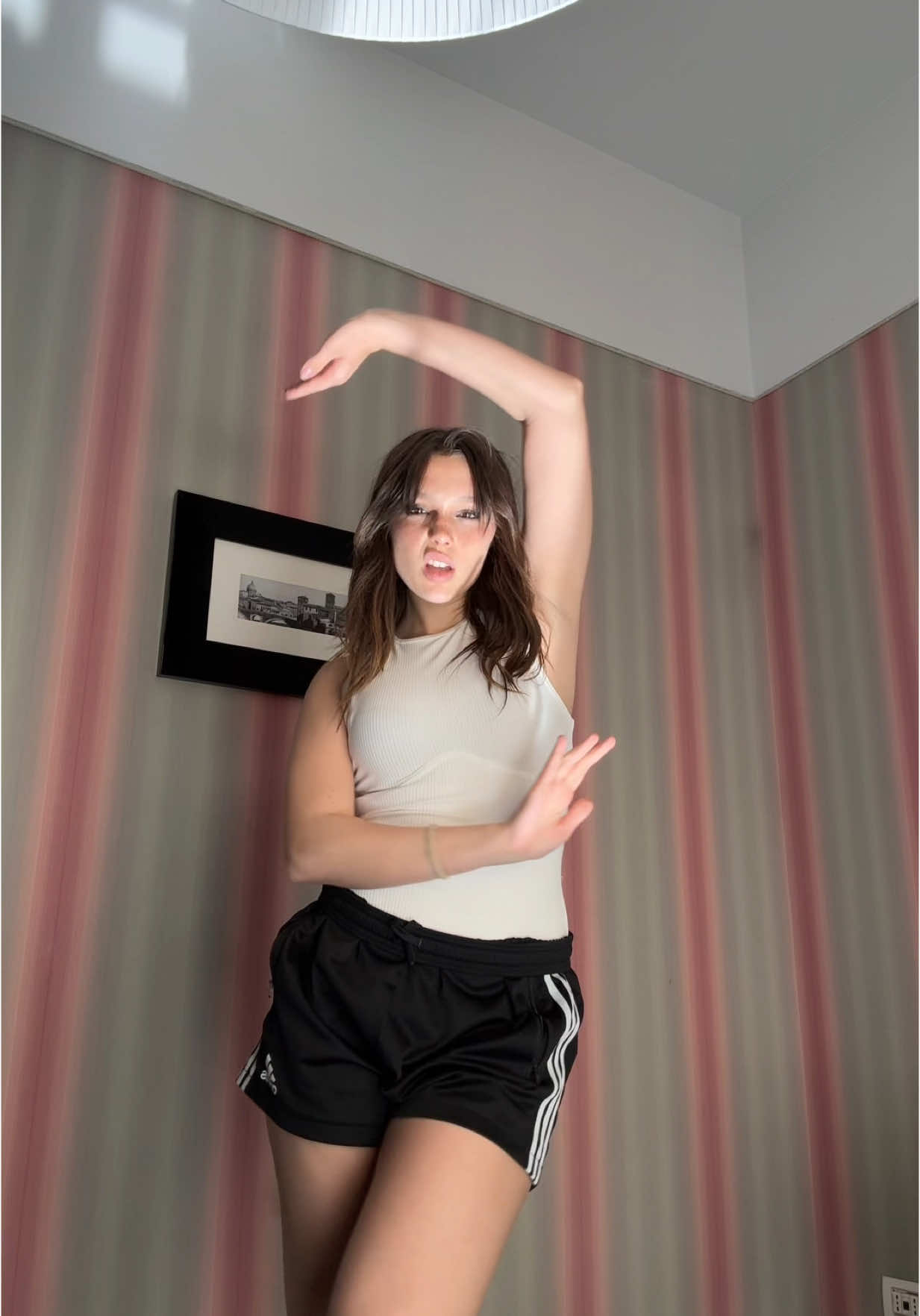 A post by @sarah.toscano on TikTok caption: si, ho rotto la lampada