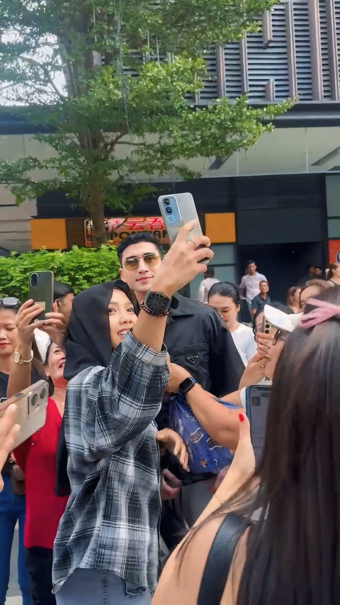 A post by @bramastaverrell on TikTok caption: Satu hari di Singapura. Terima kasih atas antusiasnya untuk WNI & WNA disini. Terima kasih juga Kepolisian Singapura sudah membantu..