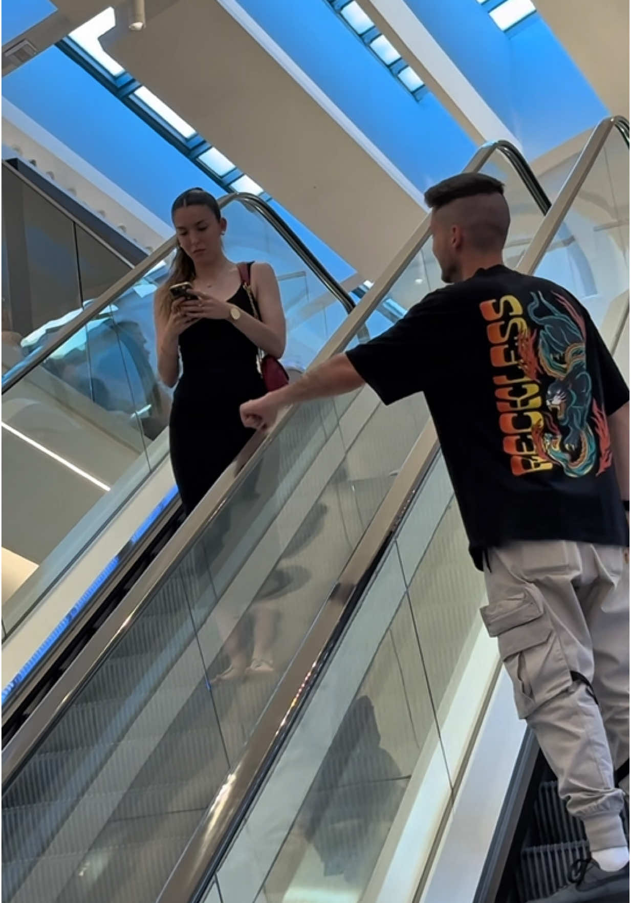 A post by @bydavidir on TikTok caption: Le doy una NOTA a una chica!😱 #nota #escaleras #felicidad 