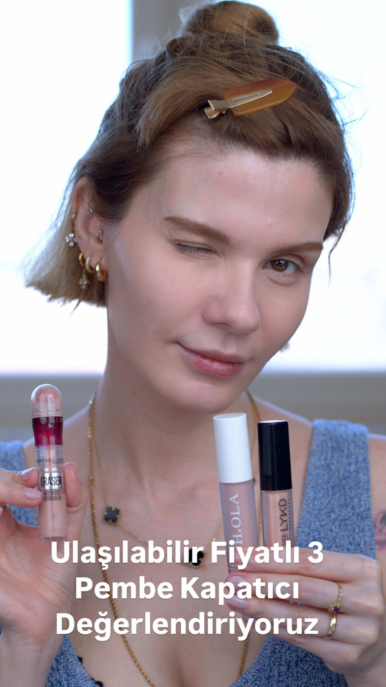 A post by @yagmurvardar_ on TikTok caption: Videoda sponsor veya reklam yoktur yasalar gereği *reklam  Ürünlerden lykd ve maybelline markasını kendim satın aldım hola pr hediye olarak gelmişti. Lykd markasının kapatıcısının numarası 05. Diğer renklerinde oksitlenme sorunu ilettiler ama 05 de rengi itibariyle herhangi bir sorun yaşamadım yoğun göz çevresi sorunu yaşayanlar memnun kalmaz. Ama göz çevresin kurutmuyor. makyaj yapmadığım günlerde ben kullanmayı sevdim. Genç arkadaşlar çok severek kullanır Maybelline 05 numaralı kapatıcı benim geçen seneden beri düzenli aldığım bir ürün. Hiçbir şey yapmak istemediğim yaz günlerinde ve yaz tatillerinde kurtarıcı oldu. Bir de hastayken :) çok iyi kapatıyor. Kuru göz çevresi çok iyi nemlendirmeli. Ben ekstra sabitlemiyorum🫶🏽 Hola kapatıcıyı yeni denedim bunun iki seçeneği var aslında pembe alt tonlu bir rengi daha var. Ben günlük kapatıcı olarak çok beğendim kırışıklıklara dolmuyor göz çevremi çok sağlıklı gösterdi. Kurutmadı ve oksitlenme sorunu yaşamadı. Belki çok mor göz çevresine yetmeyebilir🙏🏻🫶🏽 #kapatıcı #pembekapatıcı #makyajvideoları #makyaj #makyajmalzemeleri 