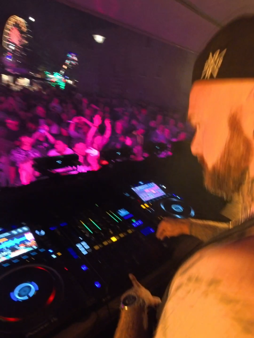 A post by @kopf_und_hoerer.official on TikTok caption: nur Techno kann dir diese innere Ruhe geben 🫶🏽 #CapCut #kopfundhörer #tekkno #meloton #tekk #hardtechno #techno 