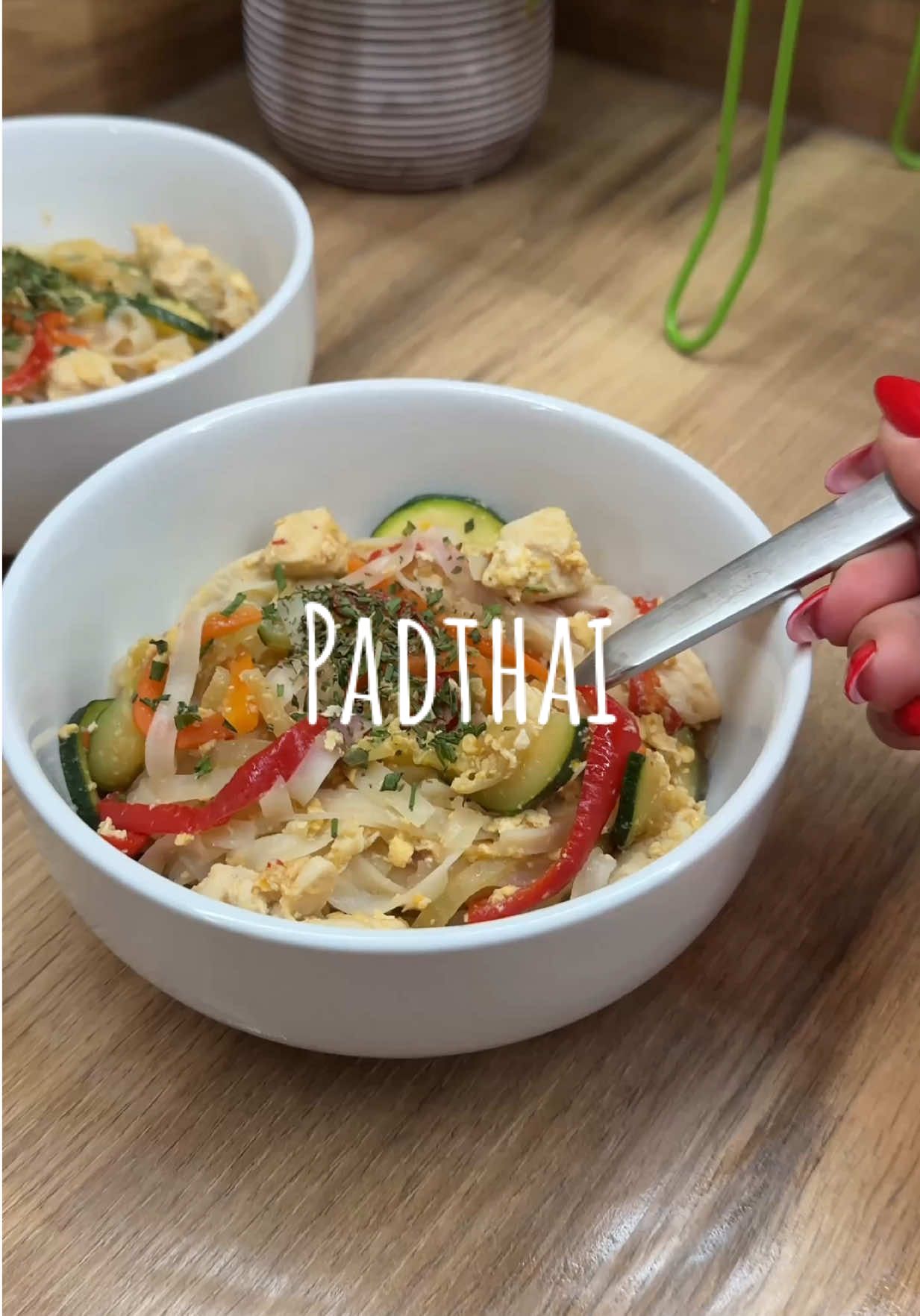 A post by @retegi_ticia on TikTok caption: Padthai jellegű tészta🤣😍🔥  Nagyon fini lett próbáljátok ki!🥰