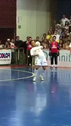 A post by @santosfc on TikTok caption: Feliz aniversário, Falcão! Nosso eterno Rei do Futsal! 👑🤍🖤 #Santos #SantosFC #TikTokEsportes #Falcão #Futsal 