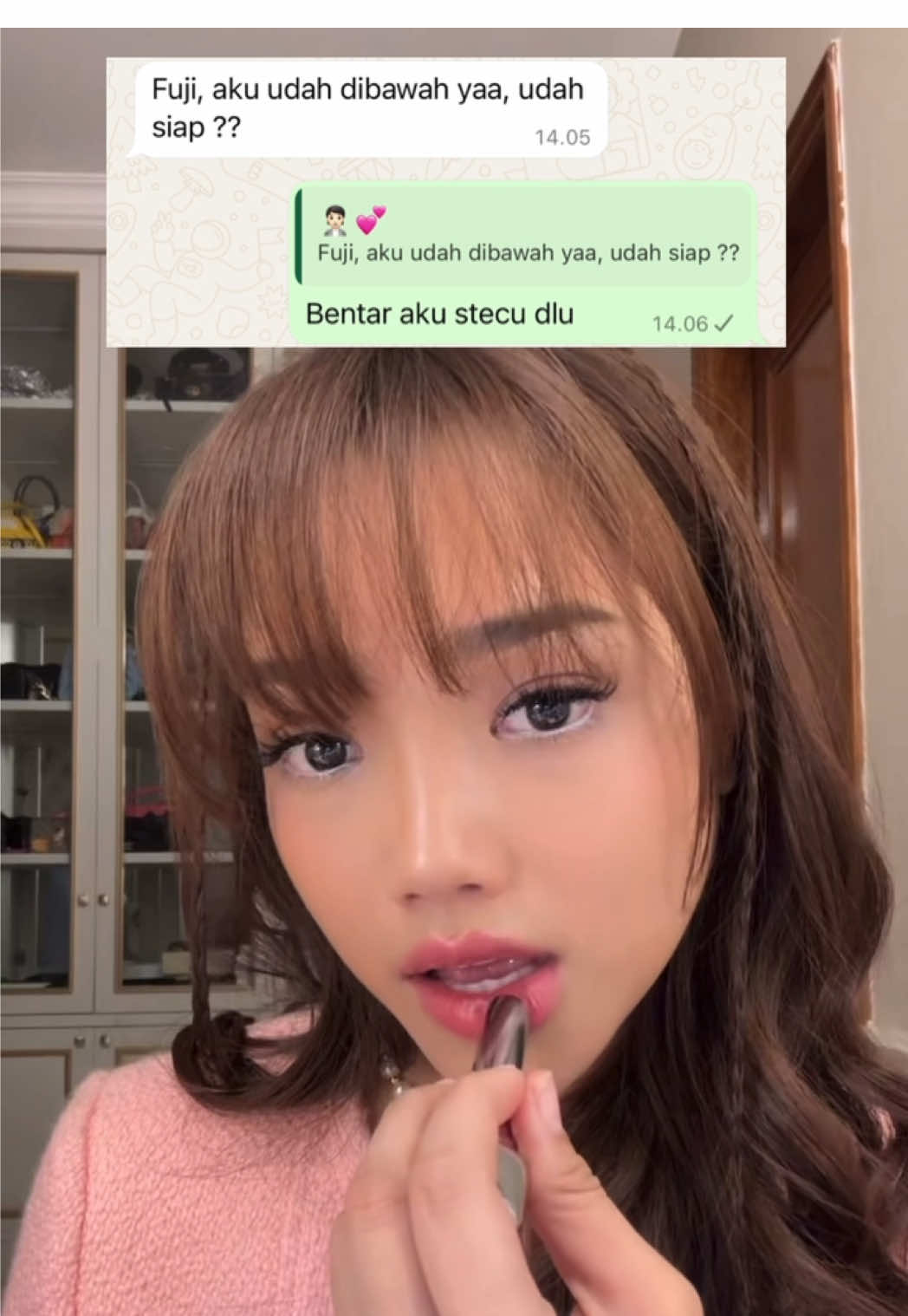 A post by @fujiiian on TikTok caption: Stecunya stelan gincu @Wardah Beauty Official  #Glossicle #WardahGlossicle #Glosscircle #confidentUnlock