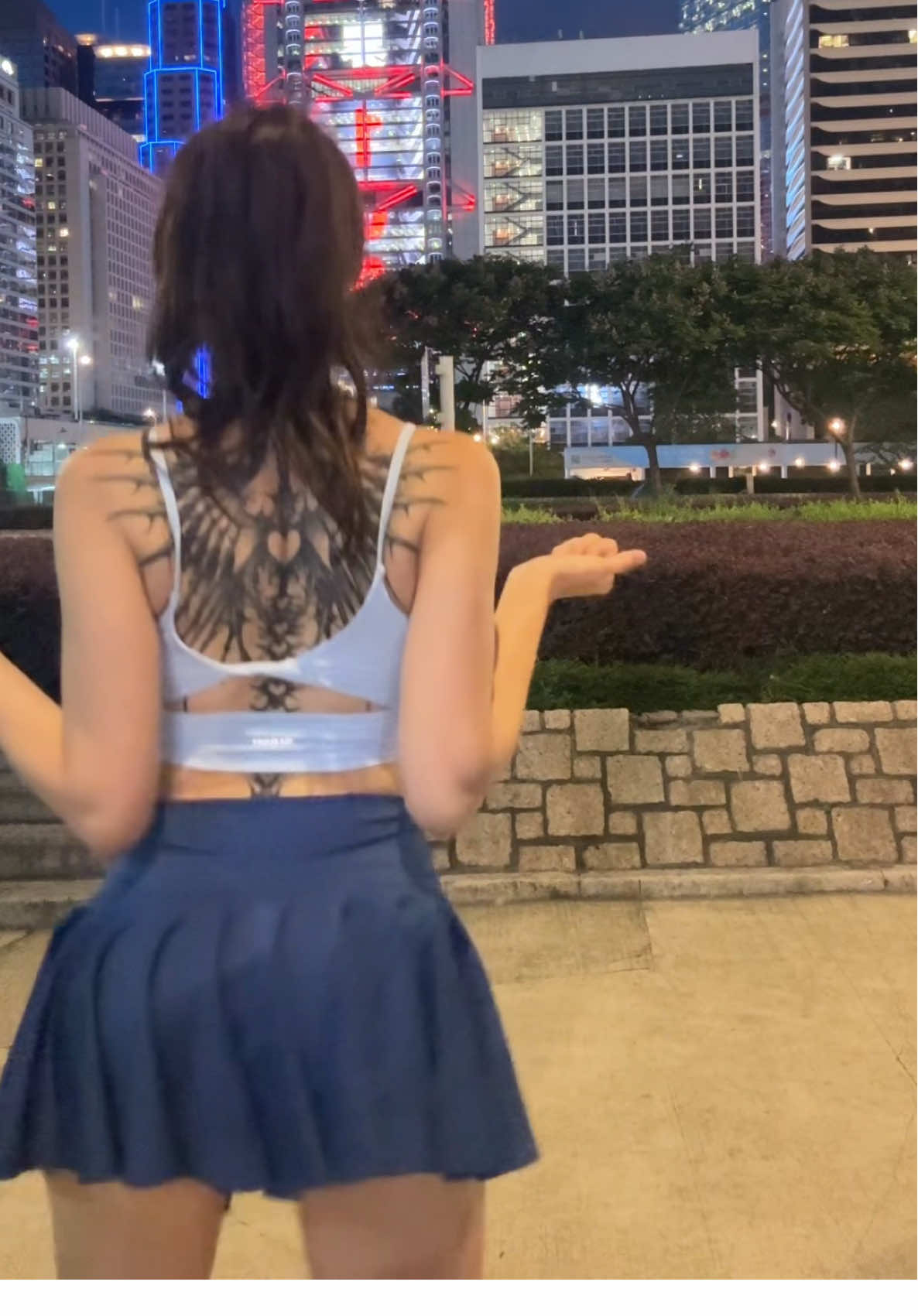 A post by @iaaras2 on TikTok caption: en #hongkong hace calorcito 