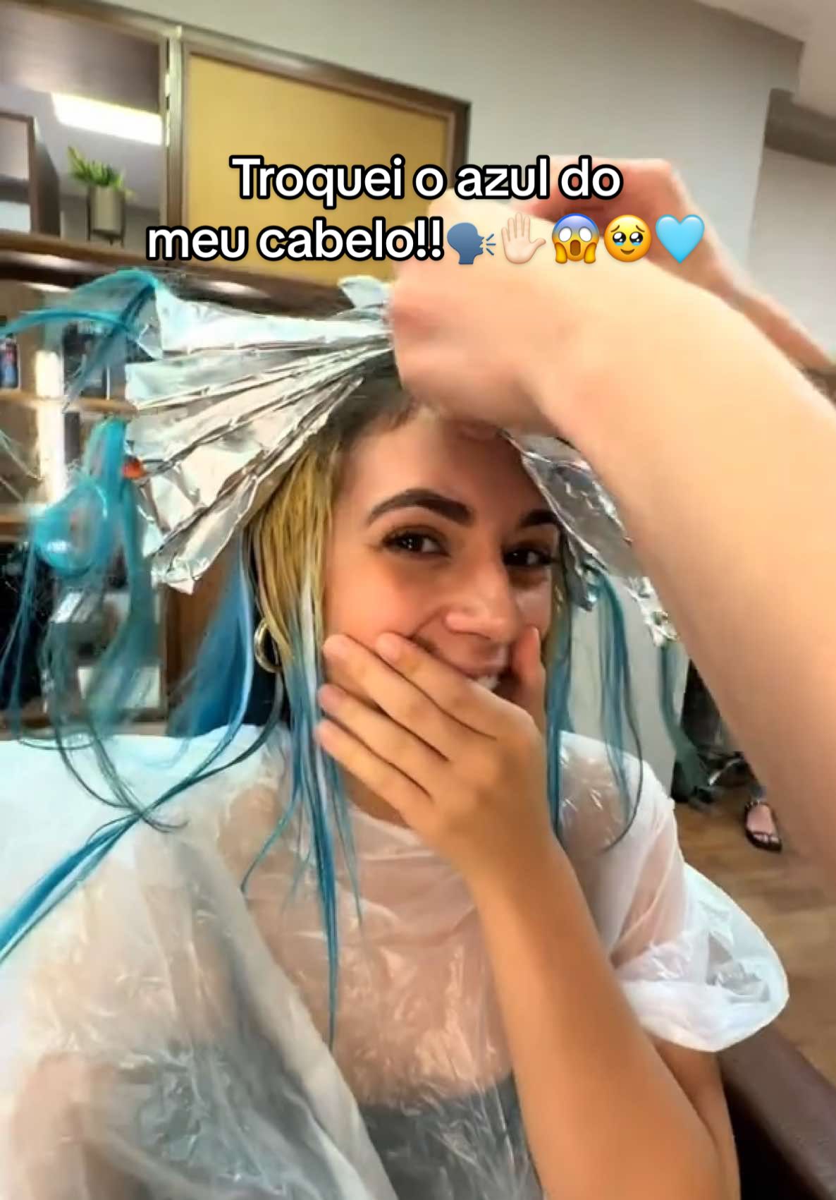 A post by @jullymolinna on TikTok caption: MUDEEI🗣️🤷🏼‍♀️ #foryoupage #hair #bluehair 