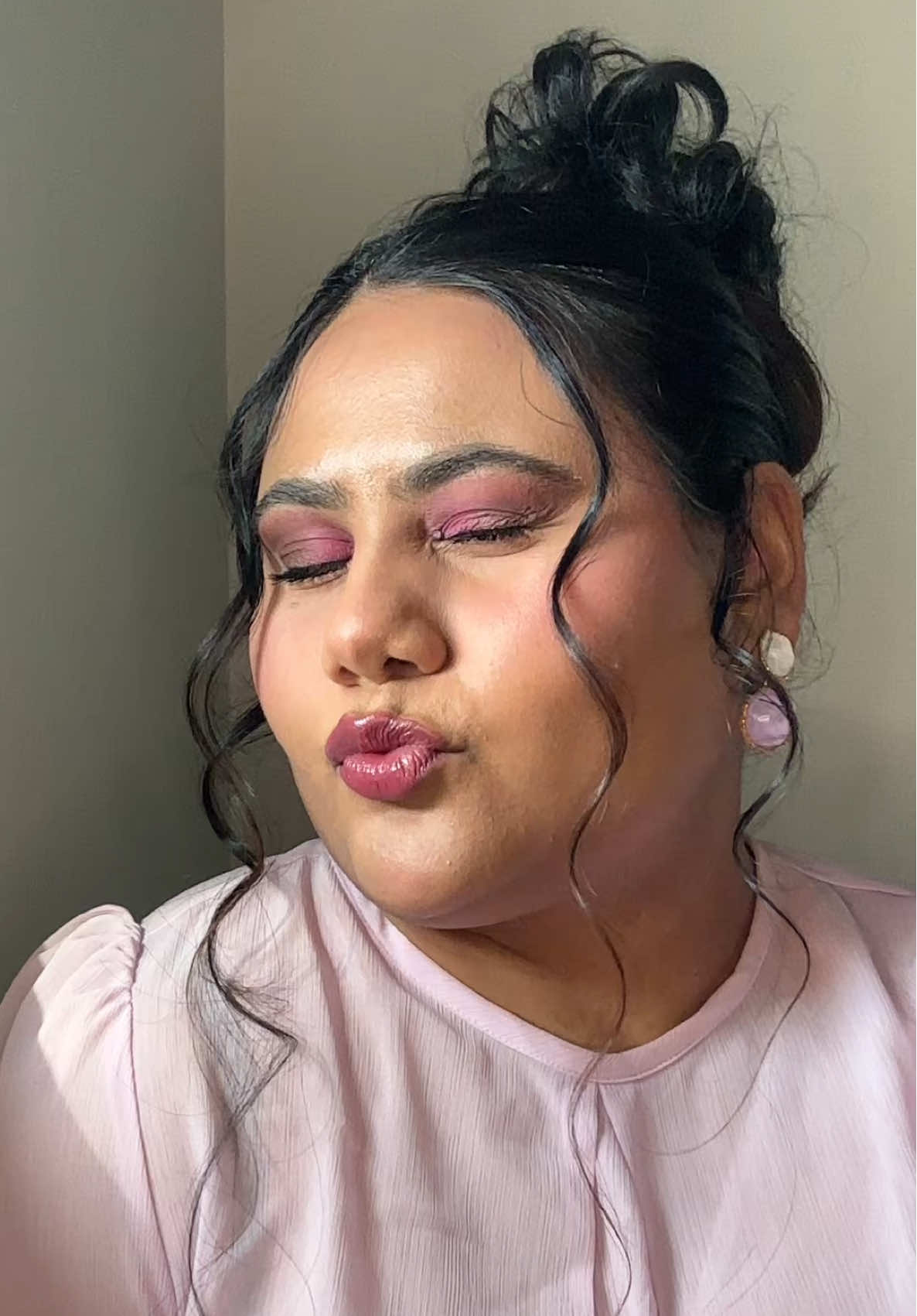 A post by @the.m.spot on TikTok caption: @SHEGLAM  first blush shade - petal talk second blush shade- hot topic contour shade- tawny amber  @Maybelline NY setting powder shade 25 medium  @Milani Cosmetics powder blush shade - 01 dolce pink @L’Oréal Paris setting spray  @Morphe Cosmetics concealer shade- medium 12 @SKINFOOD.USA tomato jelly lip tint shade 04 ruby tomato 