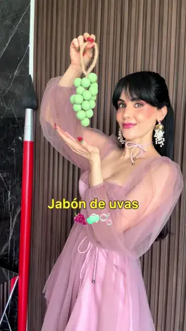 A post by @carolinarinconf on TikTok caption: Jabón de uvas 🍇🧼🫧 #tutorial #DIY #decoracion #jabon #hogar #nadaesloqueparece #manualidades 