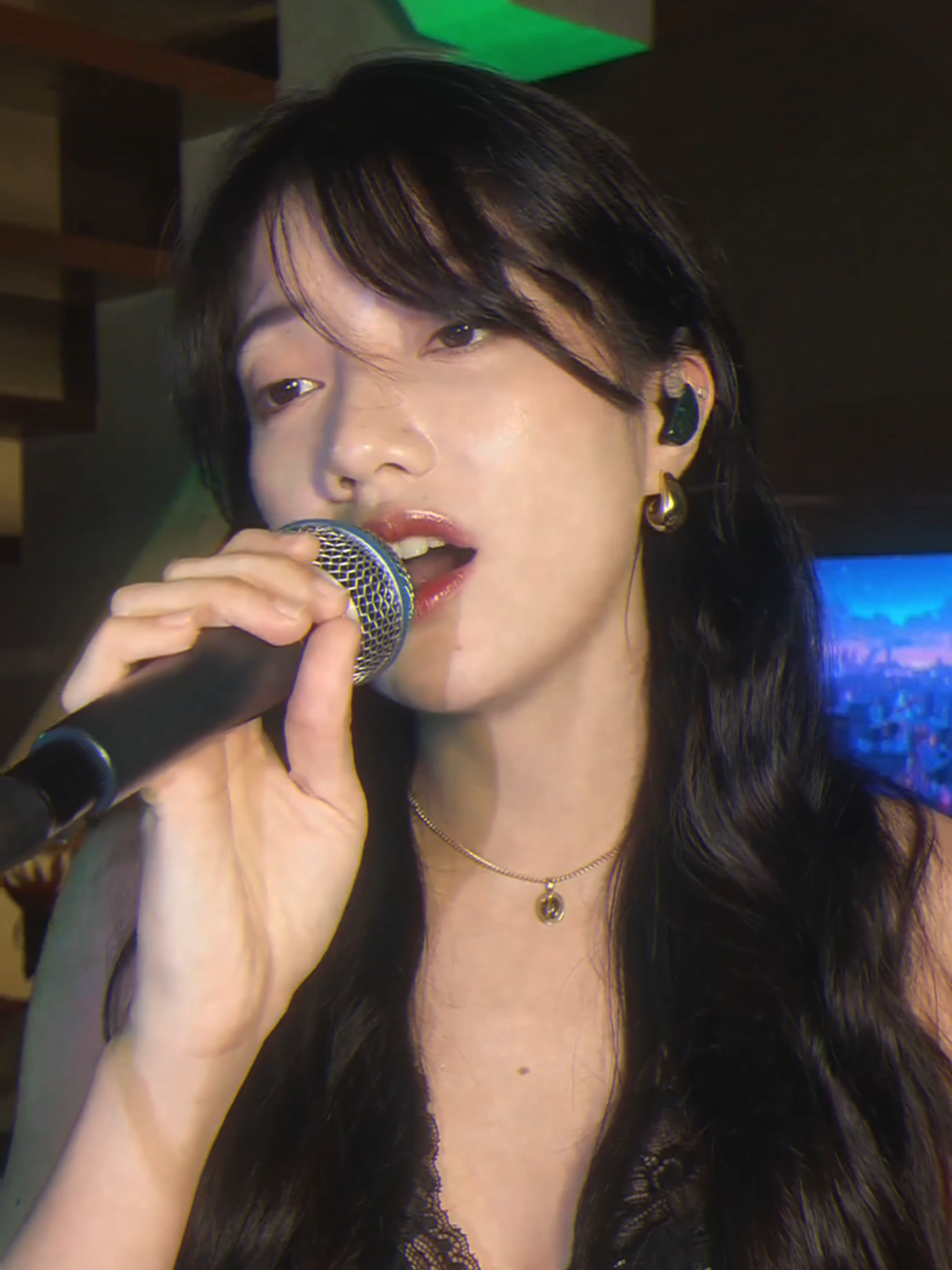 A post by @mngnzls on TikTok caption: 私たちは、美しくて壊れたものだった。きっと、私はずっとそのままで覚えている。