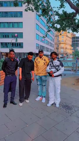 A post by @taaxo_jr on TikTok caption: Waa waynkii ayaaa is helay @Ilkacase Qays @Ahmedfoodcade1 @Idrispepe 
