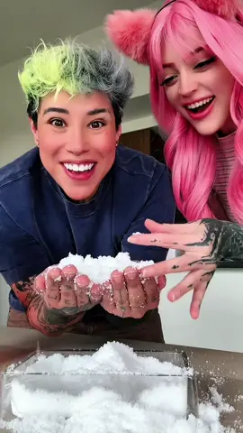 A post by @aliizquierdo_ on TikTok caption: LLENÉ MI CASA CON NIEVE!!😱😱 