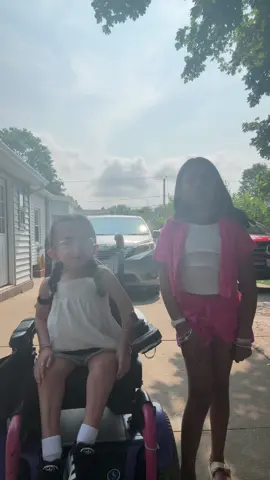 A post by @grwms.by.vitoria on TikTok caption: Twinnn💗💗 #grwmsbyvitoria #osteogenesisperfecta #osteogenesisawareness #fypシ #blowthisup #besties #twin #gradparty 