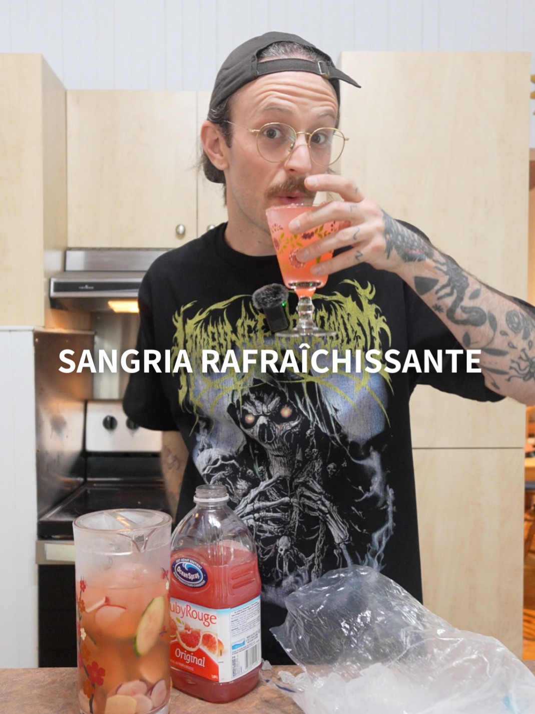 A post by @antoinebcotes on TikTok caption: Une recette de sangria blanche très rafraîchissante pour l'été! ☀️ 🍹SANGRIA BLANCHE PÉTILLANTE Recette trouvée sur le site de @coupdepouce.mag  1/2 gros concombre anglais coupé en tranches fines sur le biais 1 pièce de gingembre frais pelé et coupé en tranches fines 3 gros radis , coupés en tranches fines 1 tasse de jus de pamplemousse 3 tasses de glaçons 1 bouteille de vin blanc mousseux sec, froid #sangria #recette #été #humour