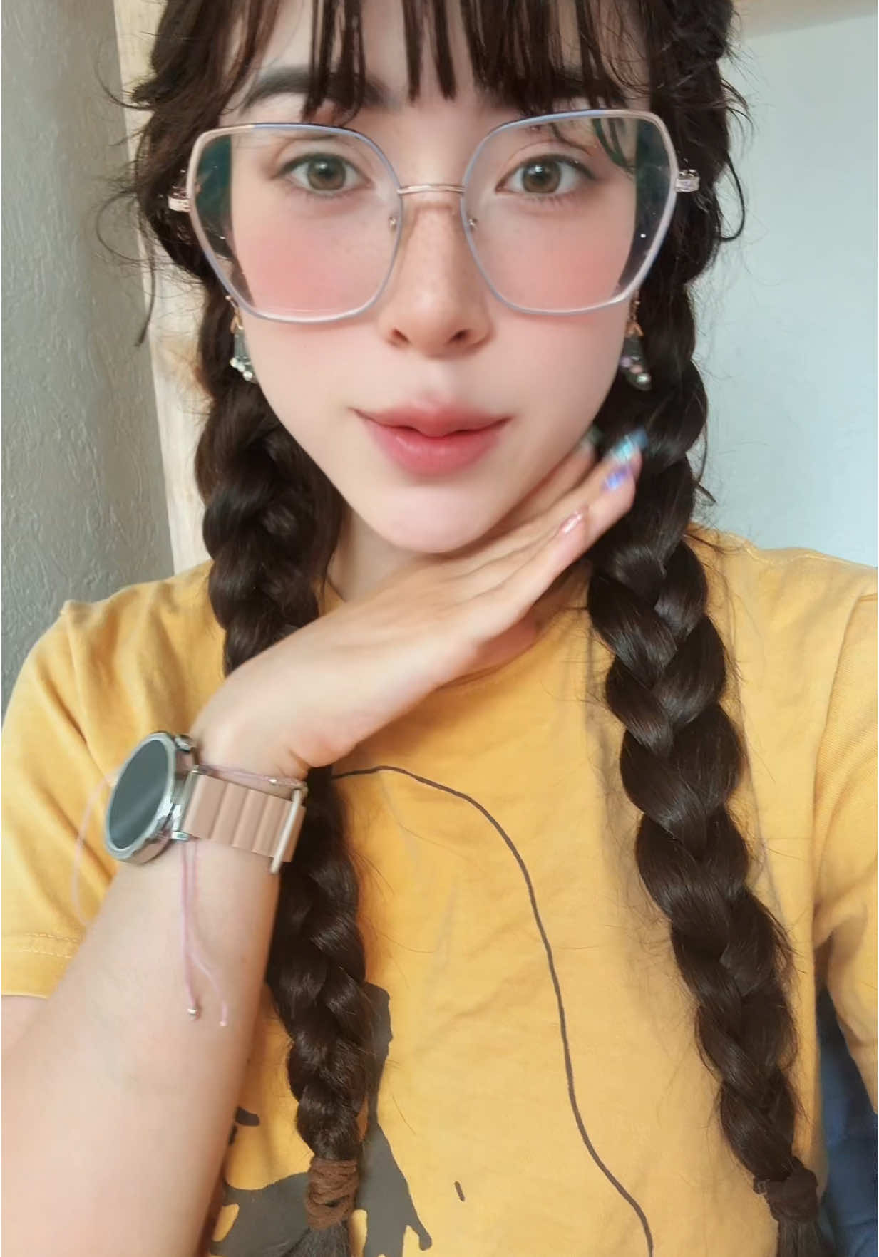 A post by @legnahernandez1 on TikTok caption: Filtro de rasgos asiáticos 