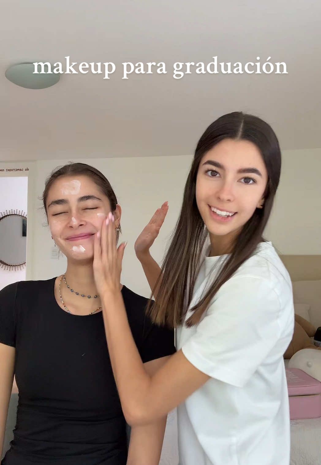 A post by @mariaacastaneda on TikTok caption: Makeup para graduación!! 👯‍♀️   #grwm #graduacion #makeup #maquillaje #tutorial #mejoramiga #mariacastañeda #fyp 