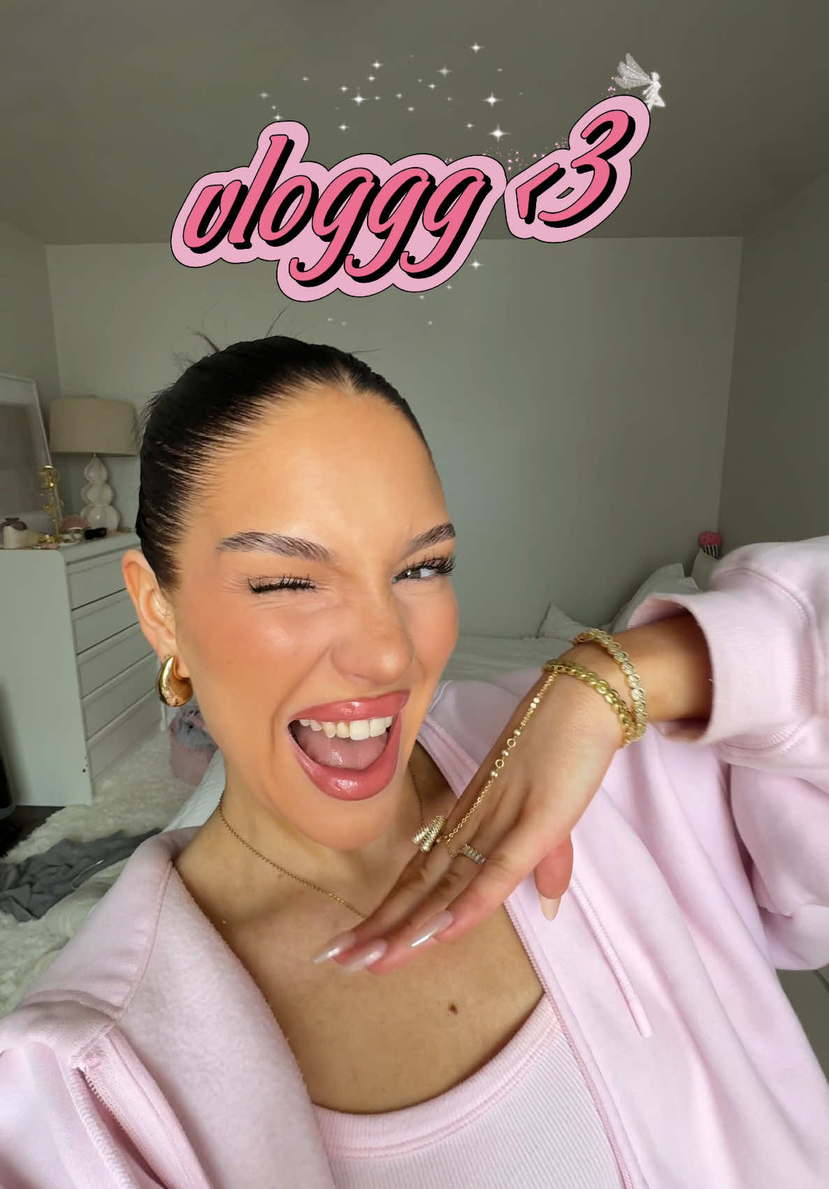A post by @victoriasamson on TikTok caption: shopping dayyy💗✨🛍️ #vlog #shoppingvlog 