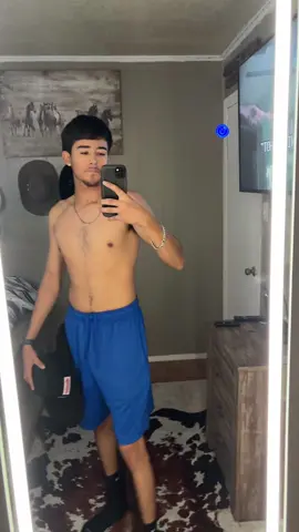 A post by @jgalindo0 on TikTok caption: Saca las botellas Pues 🤳🏽🤠🍾  #parati #trending #vaquero #baile #starchboyz #Viral #westernwear #westtx #baileschingones #explore #explorepage✨ #exploremore #fypシ 