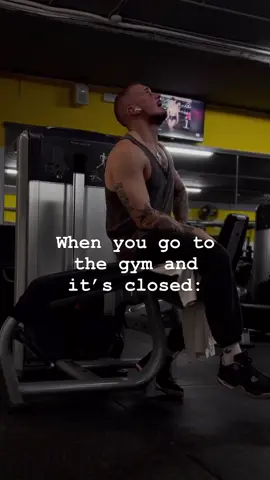 A post by @_ste.fit_ on TikTok caption: Bro let me in! #gymaddict #gymaddicted #gymhumor #letmein #trainingday #trainingmotivation 
