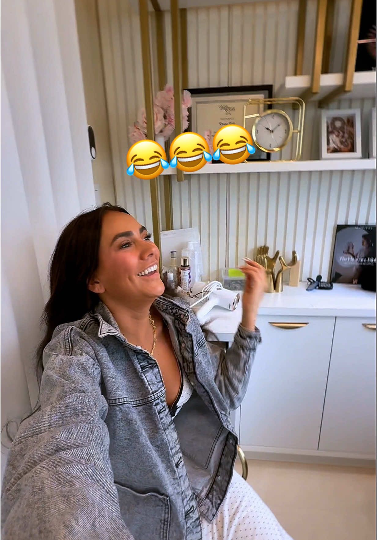 A post by @vlogday_everyday on TikTok caption: On garde la photo ou pas ? 😅 #vlog #PourToi #montreal #hahaha #humour 