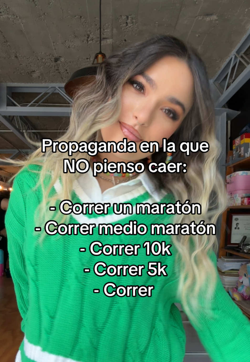 A post by @mariabolio on TikTok caption: Propaganda en la que NO pienso caer 😂🏃🏻‍♀️ mis rodillas no soportarían y QUE HUEVA. 🫢 IB @Maddie Avery 