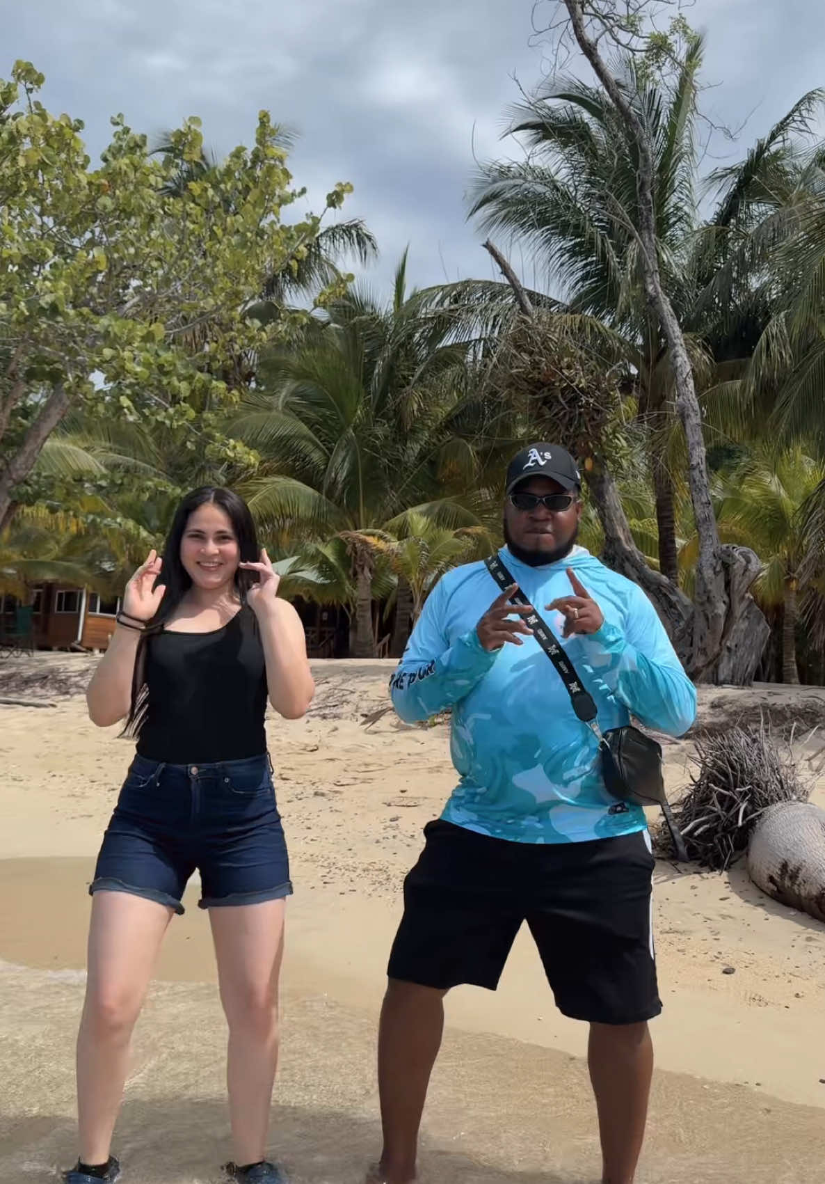 A post by @chiliwilyy on TikTok caption: Un Baile con @La More 🇭🇳 