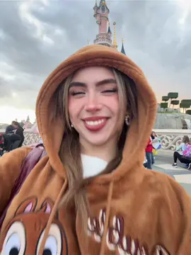 A post by @xkarentorresx on TikTok caption: tu dúo favorito en disneyland @YOLO #karentorres #mexico #parati #disneyland 