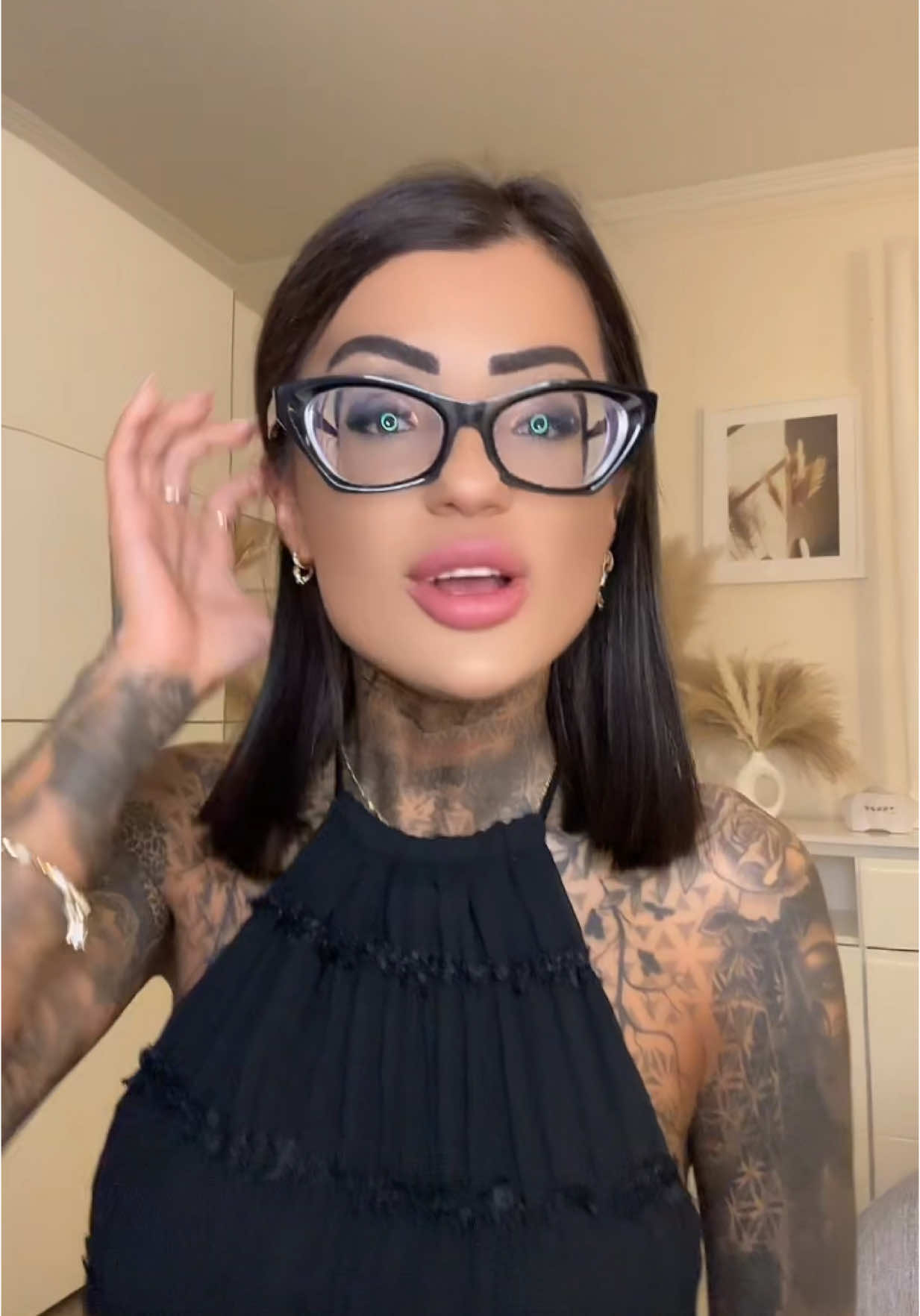 A post by @szandihangacsi3 on TikTok caption: #insta szandihangacsi_ 😂😂😂😂 talpra 😂#foryuo #kozoldujra 