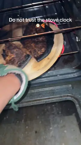 A post by @adrian_peru on TikTok caption: How the time not change for almost an hour 🙄😭🧯 #BurntPizza #OvenClock #temperature #Clock #Instructions #Confusion #Timer 