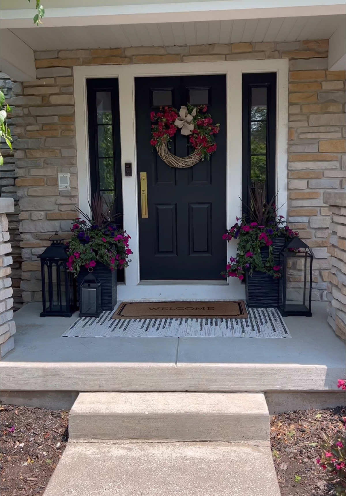 A post by @homewithfarah on TikTok caption: Now that’s it’s finally summer, I had the urge to come out and work on my front porch. It needed some TLC! I cleaned out the furniture I had out here and used a leaf blower to clean up and set the porch up for styling. Love adding a pop of color in my fresh florals! Going with Fuchsia, purple and black, here’s how it turned out. What do you think?