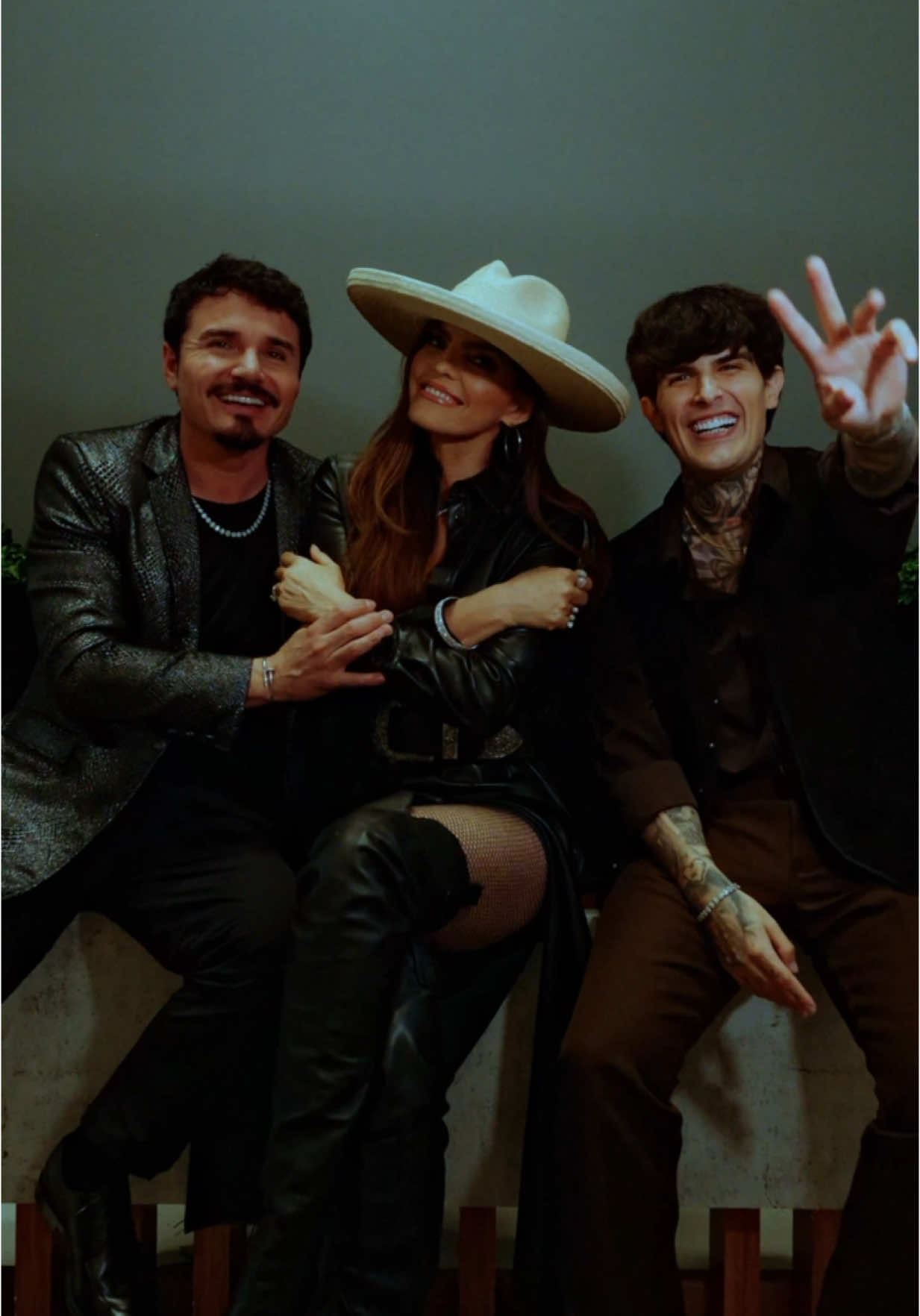 A post by @adrielfavela on TikTok caption: Quién vio @PASE A LA FAMA ?  Agarrense por qué lo bueno está por empezar…. 👹🔥 #horaciopalencia #anabarbara #pasealafama 