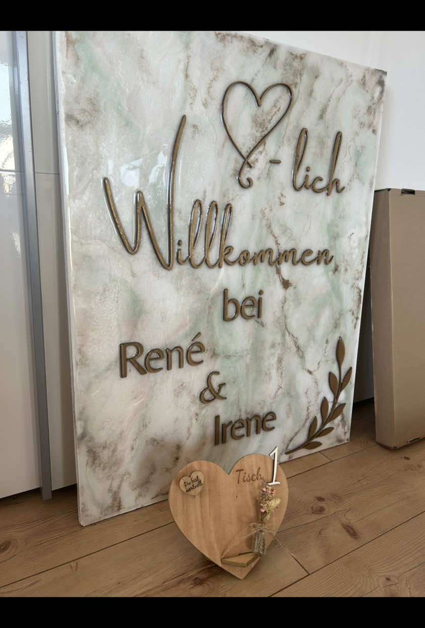 A post by @christine1990_ on TikTok caption: Du heiratest oder planst eine große Feier? Hochzeit, Geburtstag, Taufe oder Kommunion – ganz egal: Wenn du etwas Besonderes suchst – individuelle Deko, Gastgeschenke oder kleine Aufmerksamkeiten – meld dich bei mir! Ich arbeite mit Epoxidharz, Gravur, 3D-Druck und viel Liebe zum Detail. Schau gern in meinen Shop: www.epoxidharzkunstwerke.de (Link in der Bio) #geschenkidee #hochzeit #hochzeitsdeko #liebe 