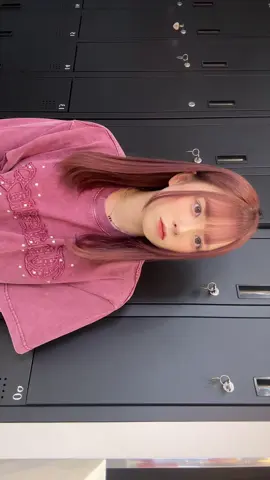 A post by @minnakowaikarayada7 on TikTok caption: 髪の毛暗くしたよ