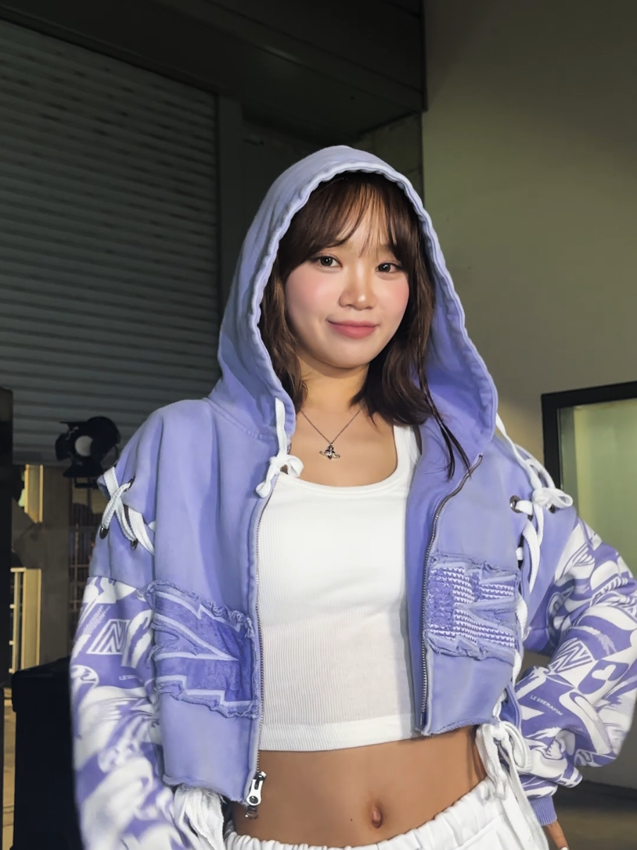 A post by @le_sserafim on TikTok caption: ひらく世界線 another world🌏 #LE_SSERAFIM #르세라핌  #KIMCHAEWON #김채원  #LE_SSERAFIM_DIFFERENT 