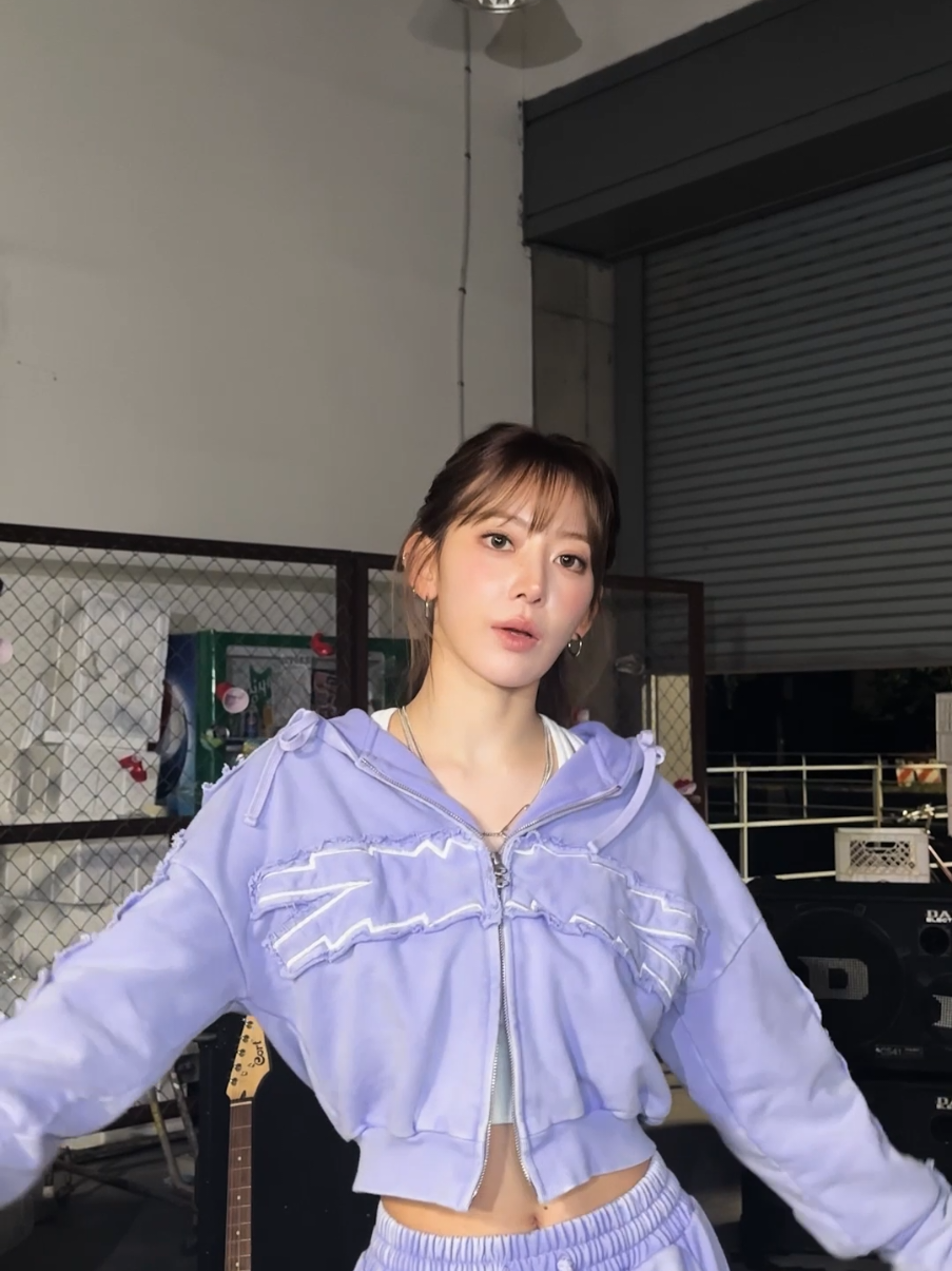 A post by @le_sserafim on TikTok caption: ありのままで listen 🎧 #LE_SSERAFIM #르세라핌 #SAKURA #사쿠라 #LE_SSERAFIM_DIFFERENT 