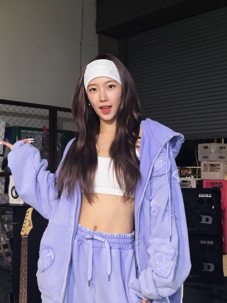A post by @le_sserafim on TikTok caption: Get a taste of something DIFFERENT😘 #LE_SSERAFIM #르세라핌  #KAZUHA #카즈하  #LE_SSERAFIM_DIFFERENT 