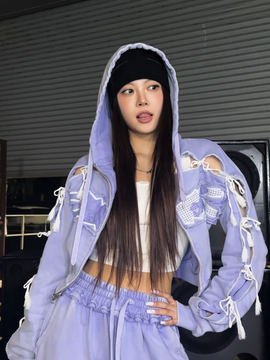 A post by @le_sserafim on TikTok caption: Any moment 思うままに🪽 #LE_SSERAFIM #르세라핌  #HONGEUNCHAE #홍은채 #LE_SSERAFIM_DIFFERENT 
