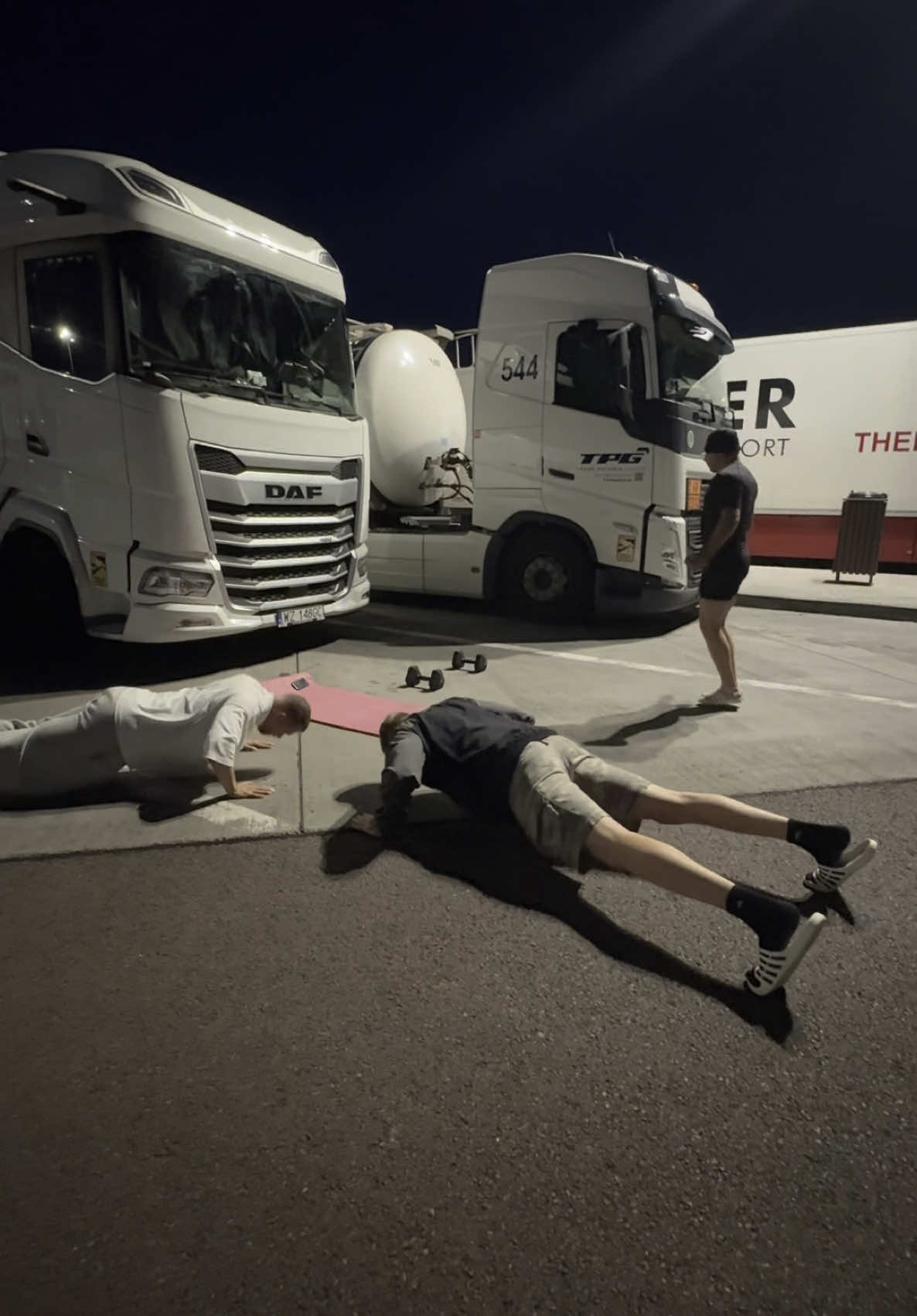 A post by @finch_offiziell on TikTok caption: Einfach Gym auf Rastplatz 😂😂😂 #fy #finchassozial 