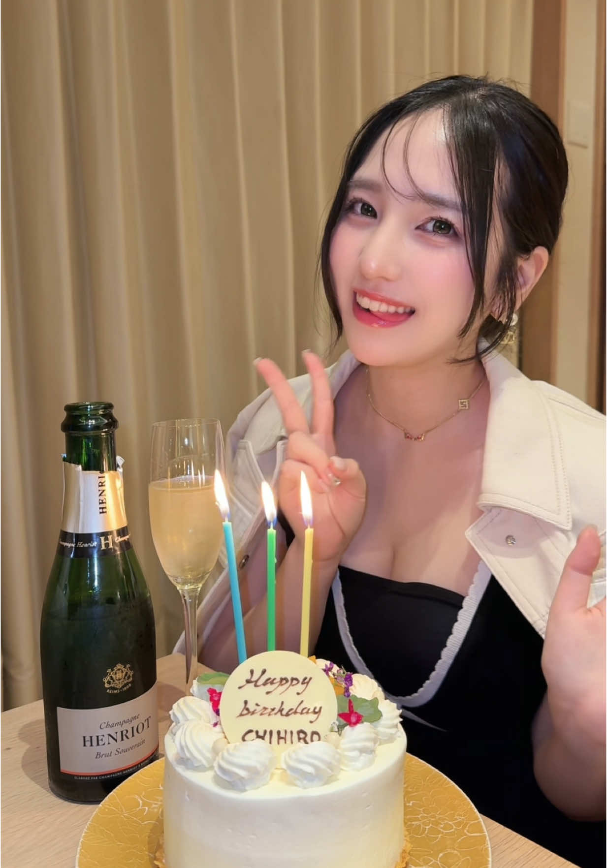 A post by @_chiyuu_ on TikTok caption: 26歳になりました🎂‪‪❤︎‬ DMで歳の重ね方が綺麗って言われて最高の褒め言葉🧏🏻‍♀️ #本名ちひろです