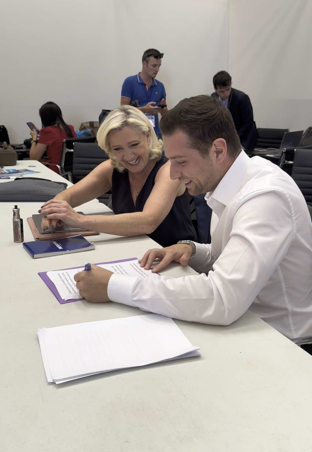 A post by @mlp.officiel on TikTok caption: Dernière relecture avant notre meeting à Mormant-sur-Vernisson ! 😎