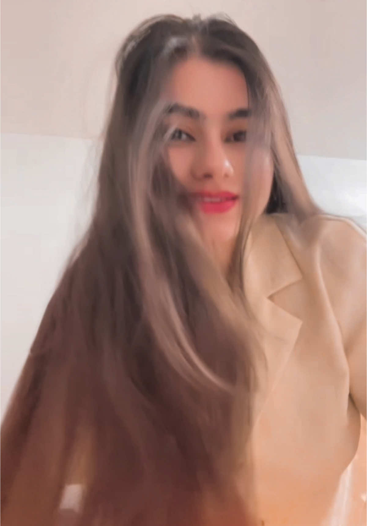 A post by @deljansla on TikTok caption: شعرك_الطويل_على_خصرك_يميل#❤️🌹❤️ 