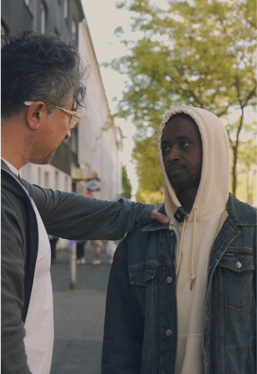 A post by @chico_lottomillionaer on TikTok caption: Ist die Menschlichkeit wirklich ausgestorben? Nein, das ist nur ein Gerücht! Und ja, genau so ist es passiert, wie wir es nachgespielt haben vergesst nicht den Beitrag zu kommentieren, zu liken und zu folgen und Part zwei nicht zu verpassen.❤️ #chicolottomillionär #dortmund 