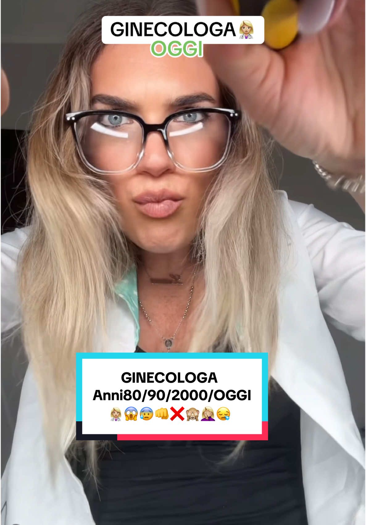 A post by @lauradimaso2 on TikTok caption: Hai mai fatto una visita ginecologica?🙈 #visitaginecologica#ecografiaginecologica#ginecologa#imbarazzo#anni80#anni90#anno2000#2025#ierivsoggi#evoluzione#comedy#commedia#comica#comicità #sifaperscherzare #sifaperridere #parati#xcyzba #ragazze#visitaginecologica 