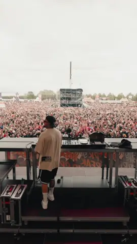 A post by @_komacasper_ on TikTok caption: WIR SCHREIBEN GESCHICHTE! Ich bin immer noch komplett sprachlos über dieses Ausmaß an Emotionen und Adrenalin in meinem Körper. Ich habe es jetzt zu 25 % verarbeitet und mir kommen bei jedem Foto, bei jedem Video die Tränen. MainStage-Debüt beim Sputnik Springbreak 2025. Es war genau 18.05 Uhr, als ich den Play-Knopf drückte und ich einen Puls von 140 hatte und ihr mich einfach total schön empfangen habt und wir total tolle 60 Minuten hatten, die mich sehr glücklich gemacht haben. Dankeschön, dass ihr alle da wart und diesen Moment mit mir geteilt habt!!! Und das alles MIT MUSIK! Ohne Mikrofon oder Entertainment. Sondern mit Körpersprache und eigenen Emotionen, die ich euch transportiere und ihr mit mir gemeinsam fühlt. ❤️ Dankeschön, ich bin berührt und werde das NIEMALS vergessen!!! Euer Ruben aka KaaCee aka KomaCasper ❤️