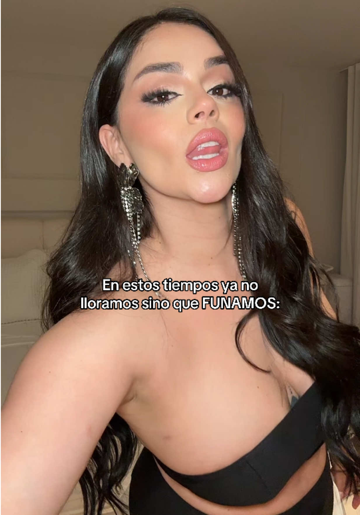 A post by @la_seguraa on TikTok caption: Y que mi marido lo sepa😌🐩…